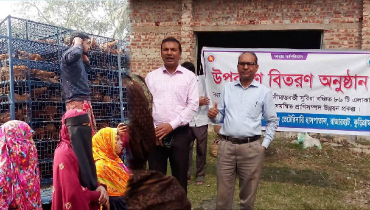 রাজারহাটে পিছিয়ে পড়া জনগোষ্ঠীর মাঝে মুরগি বিতরণ রাজারহাটে পিছিয়ে পড়া জনগোষ্ঠীর মাঝে মুরগি বিতরণ