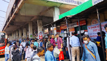 বাস টার্মিনালে যাত্রীদের চাপ, বাস কম থাকায় ভোগান্তি