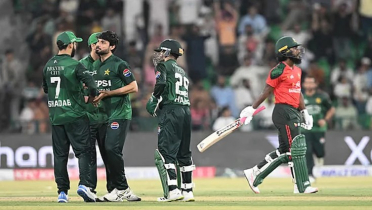 ১৯৬ রানেও হোয়াইটওয়াশ ঠেকাতে পারল না বাংলাদেশ