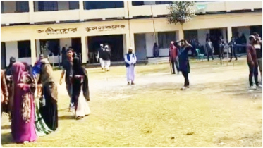 ভোলায় ভোটকেন্দ্রে ককটেল বিস্ফোরণ, সাময়িক ভোট বন্ধ