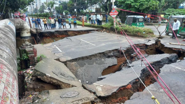 চট্টগ্রামে ভারী বৃষ্টিতে ভেঙেছে সড়ক, জলাবদ্ধতায় দুর্ভোগ