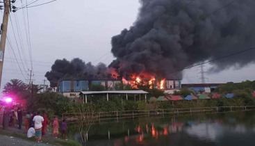রাজধানীর গ্যাস লাইটার কারখানায় আগুন