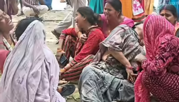 মন্দিরে পূজা দিতে গিয়ে পদপিষ্ট হয়ে নিহত ৮ মন্দিরে পূজা দিতে গিয়ে পদপিষ্ট হয়ে নিহত ৮