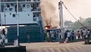 এবার পাটুরিয়ায় ফেরিতে আগুন