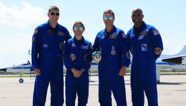 ইতিহাস গড়তে চাঁদে যাচ্ছেন ৪ নভোচারী ইতিহাস গড়তে চাঁদে যাচ্ছেন ৪ নভোচারী