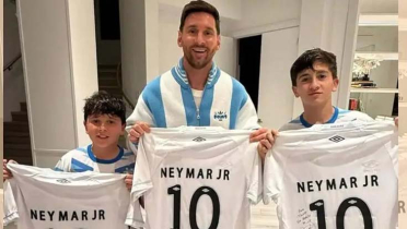 মেসির দুই ছেলের হাতে নেইমারের জার্সি