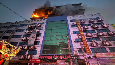 গুলিস্তানে শপিং কমপ্লেক্সে আগুন, নিয়ন্ত্রণে ৯ ইউনিট