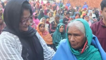 টাঙ্গাইলে ছিন্নমূল শীতার্ত মানুষের মাঝে জেলা প্রশাসকের কম্বল বিতরণ