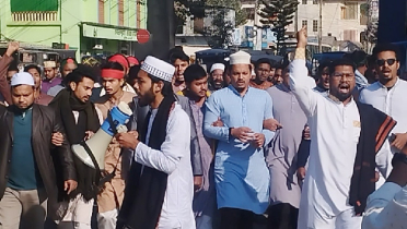 ওসমান হাদির হত্যার প্রতিবাদে কুড়িগ্রামে বিক্ষোভ ও সড়ক অবরোধ