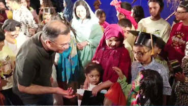 নাটক দেখতে বেইলী রোডে  প্রধানমন্ত্রী