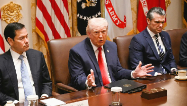 হোয়াইট হাউসে জরুরি বৈঠকে ট্রাম্প