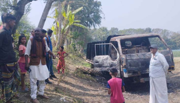 গরু চোরের ট্রাকে আগুন দিল গ্রামবাসী