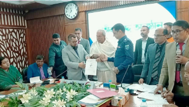 গাইবান্ধায় প্রার্থীদের মাঝে প্রতীক বরাদ্দ 