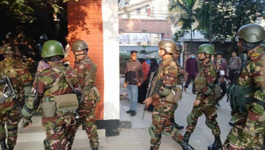 ভোট শেষে কেন্দ্রের আশপাশে সতর্ক অবস্থানে আইনশৃঙ্খলা বাহিনী