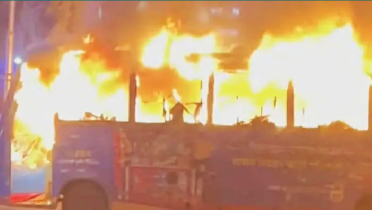 বাড্ডায় চলন্ত বাসে আগুন বাড্ডায় চলন্ত বাসে আগুন