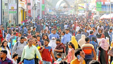 ছুটির দিনে বাণিজ্য মেলায় দর্শনার্থীদের উপচে পড়া ভিড়