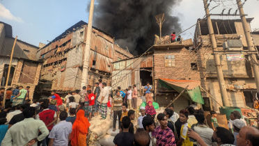 পুরান ঢাকায় আগুন নিয়ন্ত্রণে কাজ করছে ১১ ইউনিট