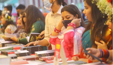 বইমেলায় বাড়ছে দর্শনার্থীদের সমাগম বইমেলায় বাড়ছে দর্শনার্থীদের সমাগম
