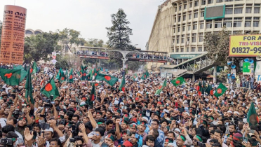 হাদি হত্যার প্রতিবাদে শাহবাগে বিক্ষোভ, শিক্ষার্থী-জনতার ঢল