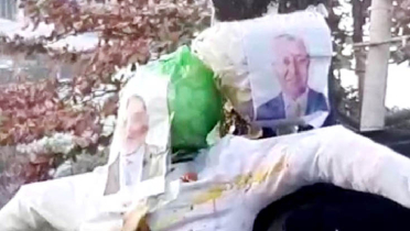 সিইসি-ইসি সচিবের কুশপুতুলে পচা ডিম নিক্ষেপ