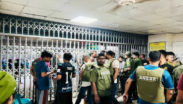 ঢামেকে চিকিৎসক-ঢাবি শিক্ষার্থীদের হাতাহাতি, সেবা বন্ধ