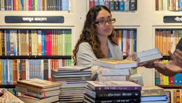 বই কিনতে বাংলামটরে জাইমা রহমান