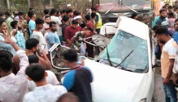 বাসের ধাক্কায় এক পরিবারের চারজনসহ নিহত ৫