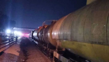 তেলবাহী ট্রেন লাইনচ্যুত, রেল যোগাযোগ বন্ধ