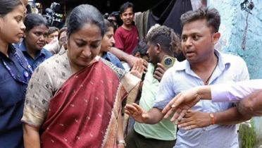 দিল্লির মুখ্যমন্ত্রীর গালে যুবকের ‘চড়’