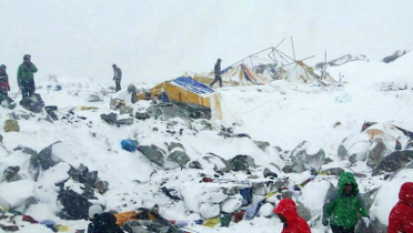 বৃষ্টি-তুষারপাতে নেপালে এভারেস্টে আটকা শতাধিক পর্যটক