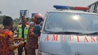 এক্সপ্রেসওয়েতে অ্যাম্বুলেন্সে বাসের ধাক্কায় নিহত ৪