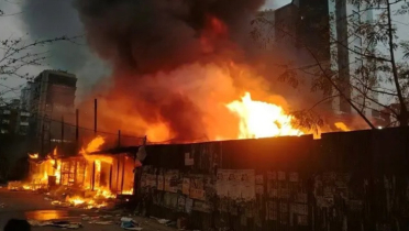 উত্তরায় কাঁচাবাজারে আগুন উত্তরায় কাঁচাবাজারে আগুন