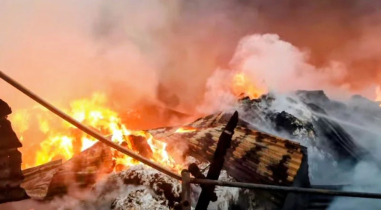 গাজীপুরে গোডাউনে আগুন গাজীপুরে গোডাউনে আগুন