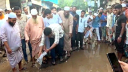 এবার সড়কে মাছ ছেড়ে প্রতিবাদ হাসনাত আবদুল্লাহর