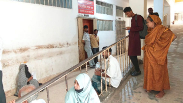 কুমিল্লায় মরদেহের অপেক্ষায় হিমঘরের সামনে অপেক্ষা কুমিল্লায় মরদেহের অপেক্ষায় হিমঘরের সামনে অপেক্ষা