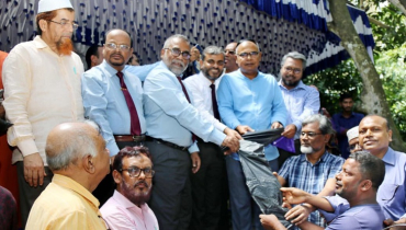 ইবিতে রিকশা-ভ্যান চালকদের রেইনকোট বিতরণ