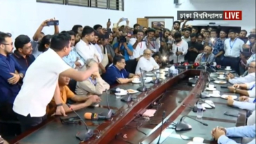 ‘ আপনাকে আনুষ্ঠানিকভাবে ‘জামায়াতি ভিসি’ আখ্যা দিলাম’