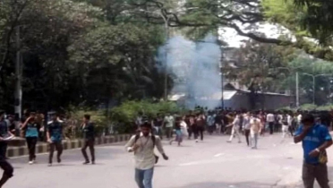 জবি শিক্ষার্থীদের ওপর পুলিশের টিয়ারশেল-সাউন্ড গ্রেনেড