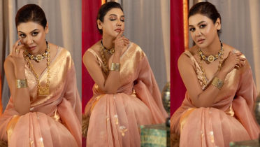 সোনালী শাড়িতে নজর কাড়লেন জয়া