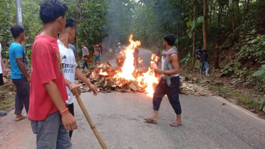 ধর্ষকদের গ্রেফতারের দাবিতে পাহাড়ে সড়ক অবরোধ