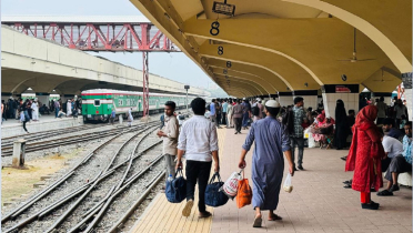 ঈদযাত্রার দ্বিতীয় দিনে রেলওয়ে স্টেশনে যাত্রীদের ভিড়