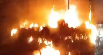 মানিকগঞ্জে স্কুলবাসে আগুন, দগ্ধ চালক আশঙ্কাজনক মানিকগঞ্জে স্কুলবাসে আগুন, দগ্ধ চালক আশঙ্কাজনক