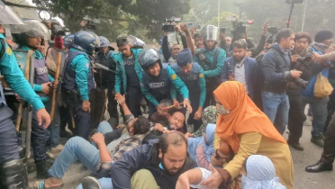 মোবাইল ফোন ব্যবসায়ীদের সঙ্গে পুলিশের পাল্টাপাল্টি ধাওয়া মোবাইল ফোন ব্যবসায়ীদের সঙ্গে পুলিশের পাল্টাপাল্টি ধাওয়া