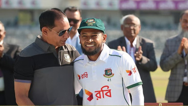 মুশফিককে বিশেষ ক্যাপ উপহার