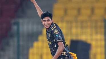 নাহিদ রানার গতির ঝড়ে উড়ে গেল করাচি নাহিদ রানার গতির ঝড়ে উড়ে গেল করাচি