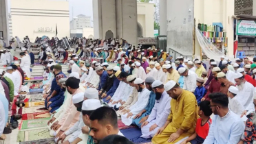 বায়তুল মোকাররমে ঈদের প্রথম জামাত অনুষ্ঠিত বায়তুল মোকাররমে ঈদের প্রথম জামাত অনুষ্ঠিত