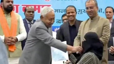 নারী চিকিৎসকের হিজাব খুলে ফেললেন বিহারের মুখ্যমন্ত্রী নারী চিকিৎসকের হিজাব খুলে ফেললেন বিহারের মুখ্যমন্ত্রী