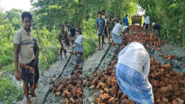 বিএনপি নেতার উদ্যোগে সড়ক সংস্কার
