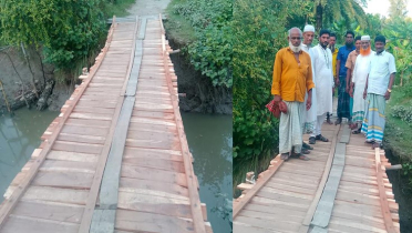 কাঠের সেতু তৈরি করে দিলেন বিএনপি নেতা