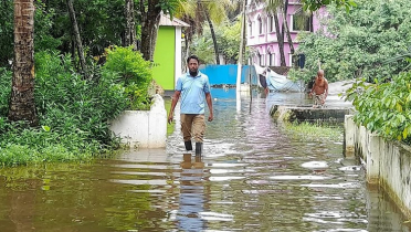 নোয়াখালীতে পানি নামতে শুরু করলেও কমেনি দুর্ভোগ